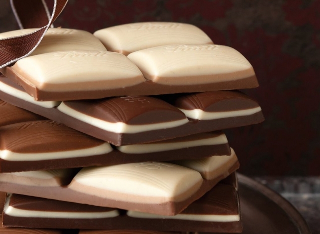 Die erste dreifachgeschichtete Nougat-Tafel ohne Schokoladenmantel von Lindt