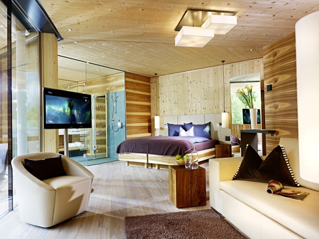 Ein Wellness- und Naturerlebnis aus Holz und Stein, Lehm und Glas Ein Wellness- und Naturerlebnis aus Holz und Stein, Lehm und Glas