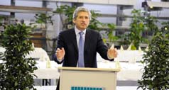 Geschäftsführer Werner Käuferle begrüsst die Teilnehmer des Fenster-Workshops 2008