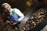 Bäuerin beim Keschtnbraten - © SMG Helmuth Rier (Eisacktal)