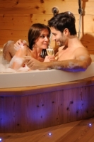 Pärchen in Wellnesslandschaft - © Simone Ruzzenente (Post Alpina) Pärchen in Wellnesslandschaft - © Simone Ruzzenente (Post Alpina)