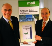 Geschäftsführer Markus Grimm (li.) und Vertriebsleiter Markus Böll präsentiere die Urkunde.