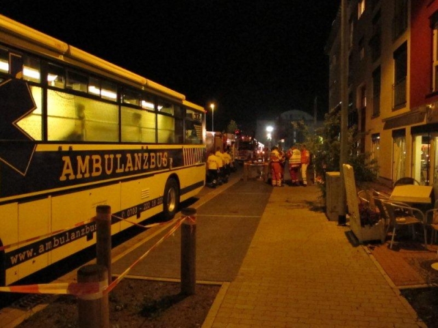 Nach Unwetter, mfs Ambulanzbus evakuiert Senioren Nach Unwetter, mfs Ambulanzbus evakuiert Senioren