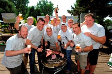 Grill-Giganten: Das National-Team der Männer stößt auf den Sieg an. Grill-Giganten: Das National-Team der Männer stößt auf den Sieg an.