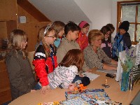 Firmenchefin Stephanie Vogel demonstriert Grundschülern ihre Kunstfertigkeit als Grafikerin.