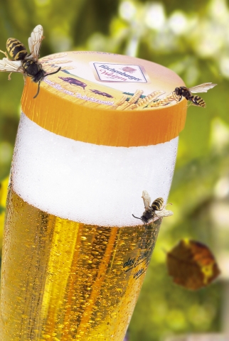 Keine Chance für Wespen&Co.:  Mank DrinkSafe CAP schützt Getränke im Freien
