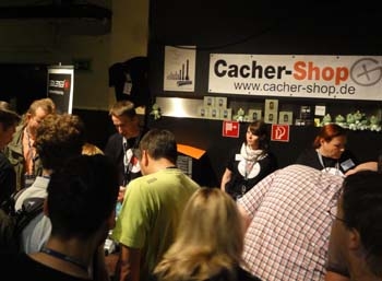Der Cacher-Shop beim weltweit größten Geocaching Event Der Cacher-Shop beim weltweit größten Geocaching Event