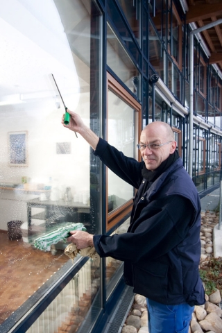 Schmutzige Schaufenster: Regelmäßige Glasreinigung durch die Gebäudereinigung Portz schafft klaren D