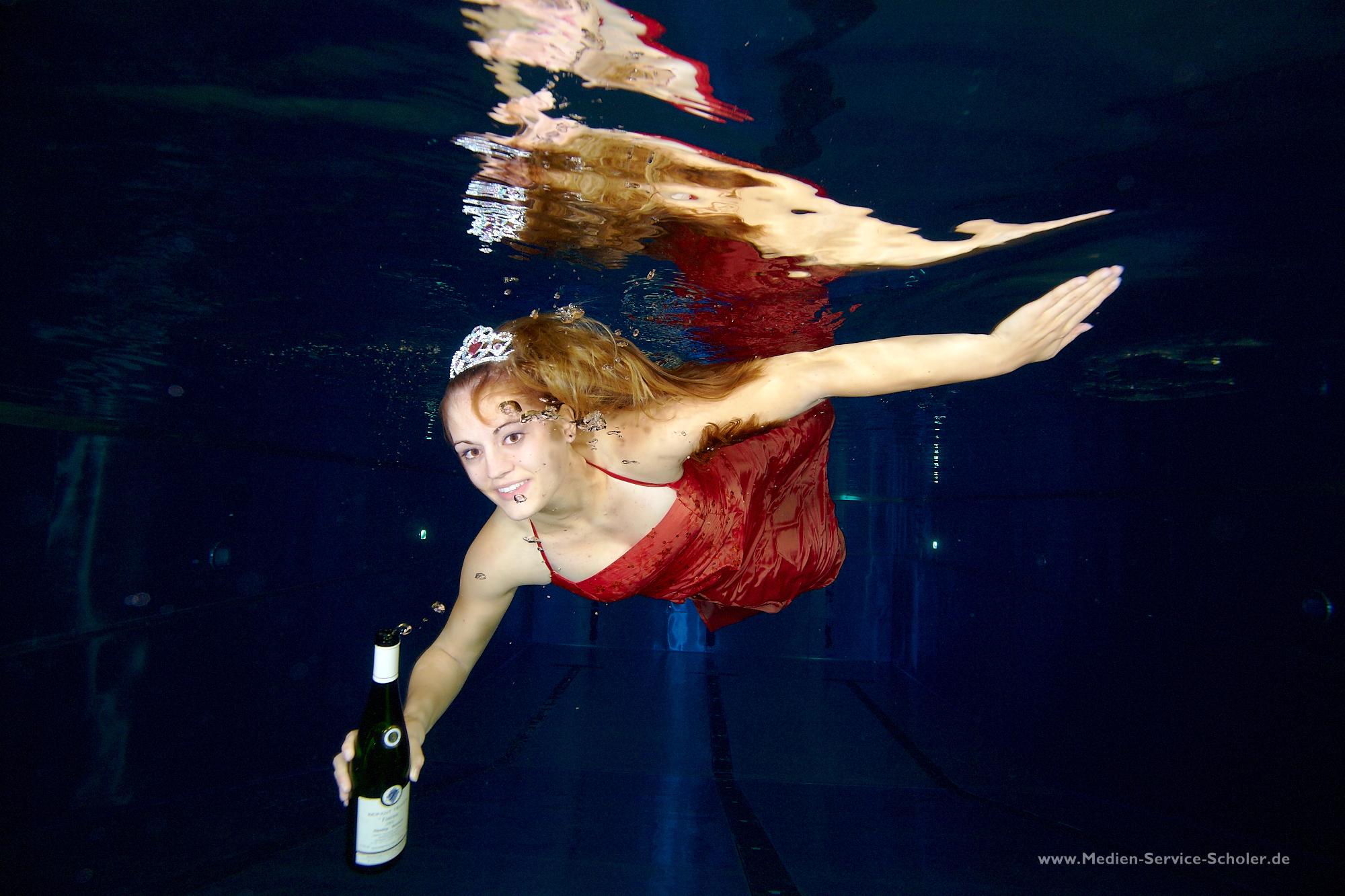 Eintauchen, abtauchen&verkosten: Erste Unterwasser-Weinprobe weltweit in Traben-Trarbach Eintauchen, abtauchen&verkosten: Erste Unterwasser-Weinprobe weltweit in Traben-Trarbach