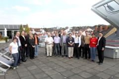 Teilnehmer des DERlab-Workshops auf dem Dach des Fraunhofer IWES in Kassel. Copyright: DERlab e.V. Teilnehmer des DERlab-Workshops auf dem Dach des Fraunhofer IWES in Kassel. Copyright: DERlab e.V.