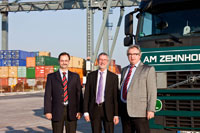 Prokurist Gerd Thiebes, Staatssekretär Dr. Günther Horzetzky und Gregor Söns (vlnr). Prokurist Gerd Thiebes, Staatssekretär Dr. Günther Horzetzky und Gregor Söns (vlnr).