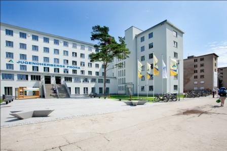 Starker Kontrast: Block V erstrahlt in neuem Glanz. Viele restlichen Gebäude stehen noch leer. Starker Kontrast: Block V erstrahlt in neuem Glanz. Viele restlichen Gebäude stehen noch leer.