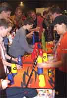 Mitglieder des Flashcups-Teams präsentieren die Trendsportart Sport Stacking