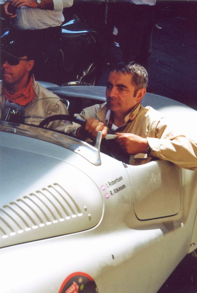 BMW Classic Team auf der Mille Miglia in Italien - Rowan Atkinson (Mr. Bean) im KRAFTSTOFF Overall