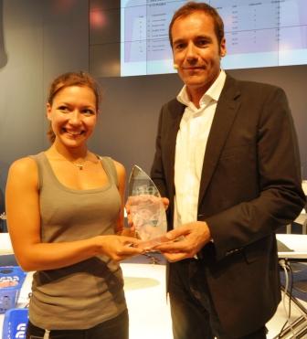 Thomas Ohnrer übergibt der Siegerin Amina Thrun den Pokal