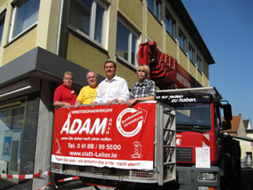 Auch Hanaus Oberbürgermeister Kaminsky zeigte sich schwindelfrei auf der Arbeitsbühne der Adam GmbH Auch Hanaus Oberbürgermeister Kaminsky zeigte sich schwindelfrei auf der Arbeitsbühne der Adam GmbH