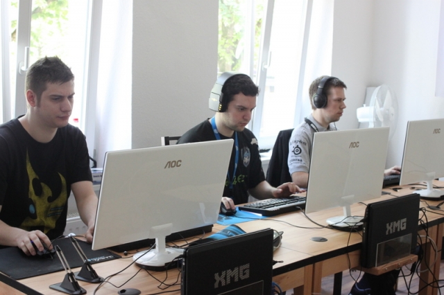 AOC unterstützt das eSport-Turnier HomeStoryCup III mit stylischen Gamermonitoren AOC unterstützt das eSport-Turnier HomeStoryCup III mit stylischen Gamermonitoren