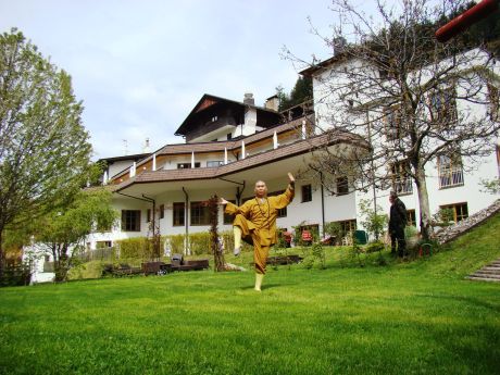 Großmeister Shi Yong Dao im Wellnesshotel Engel in Südtirol Großmeister Shi Yong Dao im Wellnesshotel Engel in Südtirol
