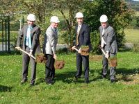 Spatenstich: Tobias Weber (von links), Günther Weber, Geschäftsführer Mathias Dülfer und H. Blöcher Spatenstich: Tobias Weber (von links), Günther Weber, Geschäftsführer Mathias Dülfer und H. Blöcher