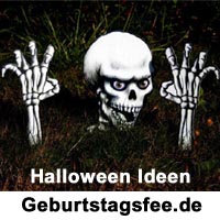 Begrüßung der Gäste zur Halloween-Gruselparty