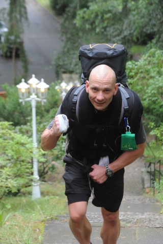 Veganer Extremsportler stellt Weltrekord im Treppenlauf mit 30kg-Rucksack auf