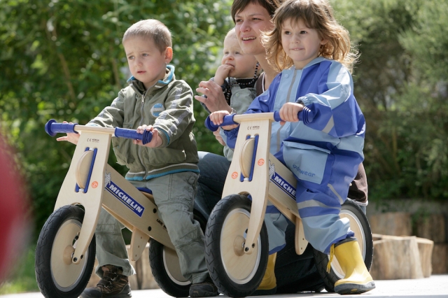 Invest in Future 2011: Unternehmenübernehmen Verantwortung für das Aufwachsen von Kindern Invest in Future 2011: Unternehmenübernehmen Verantwortung für das Aufwachsen von Kindern