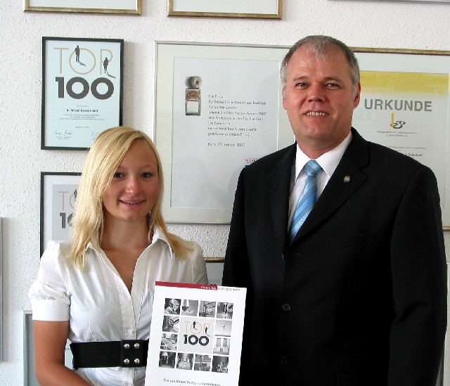 Geschäftsführer Senator h.c. Gerhard R. Daiger mit Auszubildenden/Foto: Dr. Walser Dental