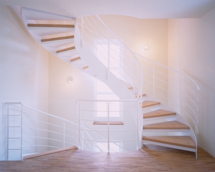 Ob aus Holz, Glas oder Stahl : Freitragende Treppen lassen Häuser heller und freundlicher erscheinen Ob aus Holz, Glas oder Stahl : Freitragende Treppen lassen Häuser heller und freundlicher erscheinen