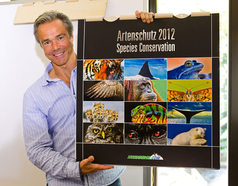 Schirmherr Hannes Jaenicke präsentiert den Mondberge-Artenschutzkalender 2012 ©Radmila Kerl Schirmherr Hannes Jaenicke präsentiert den Mondberge-Artenschutzkalender 2012 ©Radmila Kerl