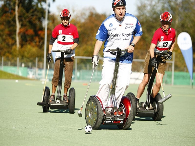 Vom Silicon Valley an den Königssee: Trendsetter steigen beim Polo-Turnier aufs Segway Vom Silicon Valley an den Königssee: Trendsetter steigen beim Polo-Turnier aufs Segway
