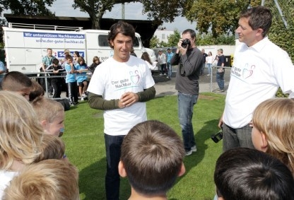 Weltmeister Karl-Heinz Riedle trainiert mit der U11 der SG Nürnberg Fürth
