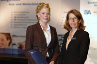 Jahrgangsbeste Jana Wilken mit Berufsakademie-Direktorin Dr. Gisela Nissen-Baudewig Jahrgangsbeste Jana Wilken mit Berufsakademie-Direktorin Dr. Gisela Nissen-Baudewig