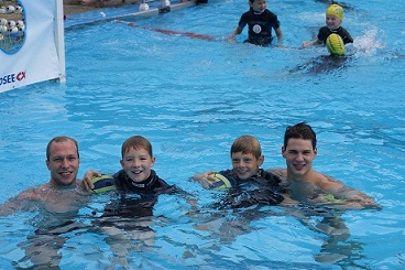 Rohe und Theis mit Kindern Rohe und Theis mit Kindern
