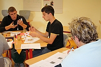 Konzentriert bei der Durchführung: Auszubildende mit Rita Brinkhues (CJD Celle) (Bild: CJD). Konzentriert bei der Durchführung: Auszubildende mit Rita Brinkhues (CJD Celle) (Bild: CJD).