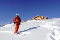 Skifahrer im Tiefschnee vor der Wedelhütte (Hochzillertal Kaltenbach) Skifahrer im Tiefschnee vor der Wedelhütte (Hochzillertal Kaltenbach)
