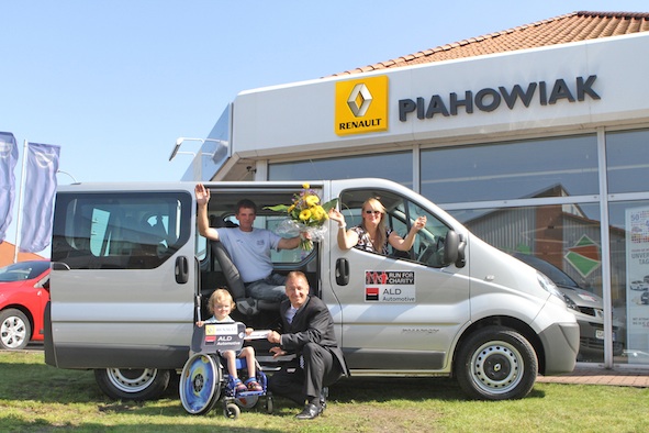 Noah Jaskulke und Karsten Rösel (Geschäftsführer der ALD AutoLeasing D GmbH) vor dem Auto