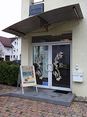 Eingang des Friseursalon Exclusiv Hair & Spa an der Gartenstraße in Holzgerlingen.