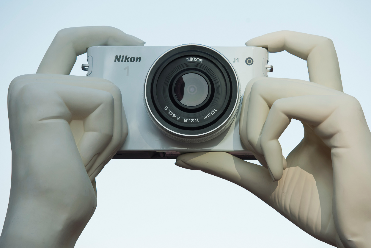 Riesenhände enthüllen Nikons größte Neueinführung seit der ersten Nikon Digitalkamera Riesenhände enthüllen Nikons größte Neueinführung seit der ersten Nikon Digitalkamera