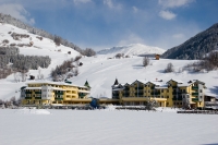 Hotelansicht mit Talabfahrt im Hintergrund (Dolomiten Residenz Sporthotel Sillian) Hotelansicht mit Talabfahrt im Hintergrund (Dolomiten Residenz Sporthotel Sillian)