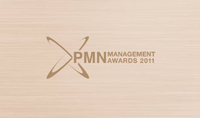 Logo-Type PMN Award 2011 auf gebürstetem Metallfont.