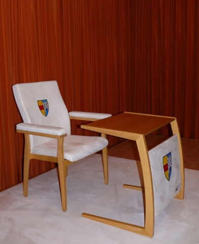 Papstbesuch beschäftigt auch die Möbelindustrie Papstbesuch beschäftigt auch die Möbelindustrie
