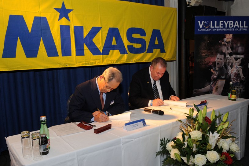 André Meyer und Taketoshi Saeki unterzeichnen den Vertrag bis 2016