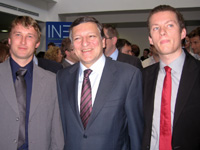Der europäische Ratspräsident José Manuel Barroso mit den Geschäftsführern von XLAB Jure Pompe und G Der europäische Ratspräsident José Manuel Barroso mit den Geschäftsführern von XLAB Jure Pompe und G