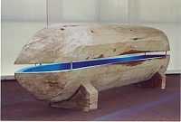 Holzskulptur von Kursleiterin Christine Ermer - Außern Holz und innen Wasser