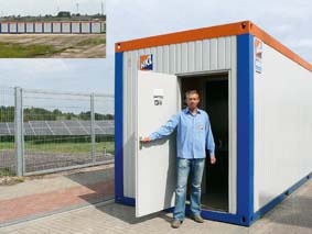 Thomas Luttat, HKL Betriebsleiter Magdeburg-Bernburg, vor einem der zahlreichen Raumcontainer