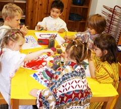 Kinder des VKJ Kinderhaus der kleinen Füße malen die Weihnachtsmotive für GFOS