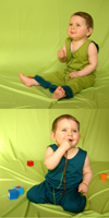 Karla, 1 Jahr, trägt MALIN petrol/spinat Karla, 1 Jahr, trägt MALIN petrol/spinat