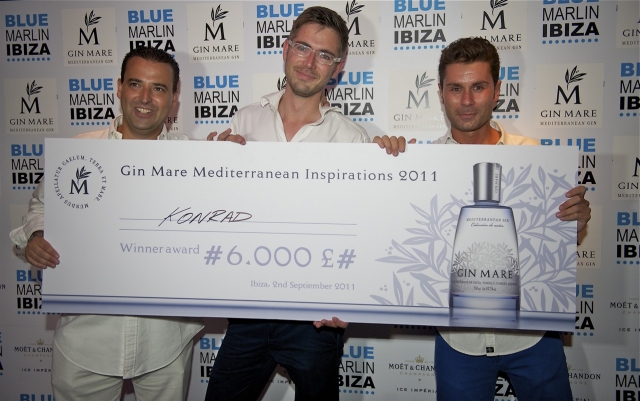 Der glückliche Contest-Gewinner und Bartender Konrad Friedemann bei der Preisverleihung Der glückliche Contest-Gewinner und Bartender Konrad Friedemann bei der Preisverleihung