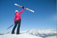 Skifahrerin mit Bergpanorama