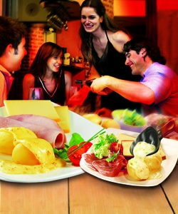 Raclette ist das ideale Essen für den geselligen Genuss. Foto: CF&R/RichesMonts Raclette ist das ideale Essen für den geselligen Genuss. Foto: CF&R/RichesMonts